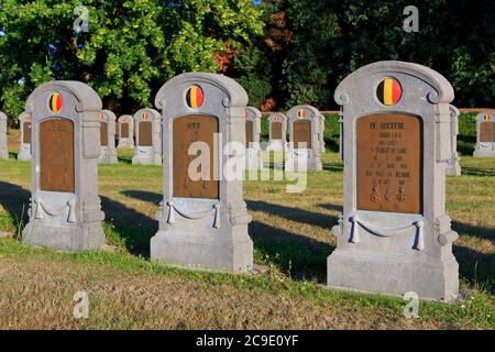 Tombe du 2e lieutenant Edmond de Rockere (1878-1914), 2e régiment de ligne au cimetière militaire belge de Sint-Margriete-Houtem, Belgique Banque D'Images