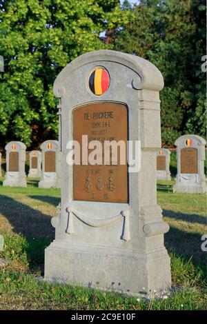 Tombe du 2e lieutenant Edmond de Rockere (1878-1914), 2e régiment de ligne au cimetière militaire belge de Sint-Margriete-Houtem, Belgique Banque D'Images