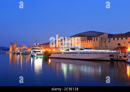 Les yachts de luxe à moteur de location Rush et Mister Z au crépuscule dans la vieille ville de Trogir, Croatie Banque D'Images