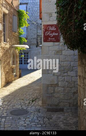 Une belle rue pavée dans le centre historique de Trogir, en Croatie, site classé au patrimoine mondial de l'UNESCO Banque D'Images