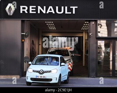 Paris, France. 29 mai 2020. Photo du fichier prise le 29 mai 2020 montre les véhicules d'un constructeur automobile français, le concessionnaire Renault à Paris, en France. Renault a publié jeudi ses résultats financiers pour le premier semestre 2020, déclarant avoir subi une perte massive de 7.4 milliards d'euros. Credit: Gao Jing/Xinhua/Alamy Live News Banque D'Images