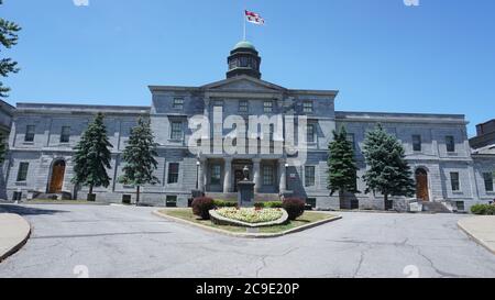 Montréal, QC/ Canada - 6/24/2020: Campus de l'Université McGill. Le drapeau de l'université McGill est au-dessus de McCall Macbain (édifice des arts) avec un ciel bleu dans l'île de ba Banque D'Images