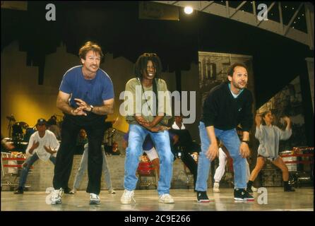 Robin Williams, Whoopi Goldberg et Billy Crystal répètent le numéro de danse pour Comic relief Benefit. Banque D'Images