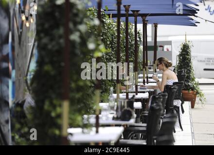 (200730) -- NEW YORK, le 30 juillet 2020 (Xinhua) -- les clients sont vus dans la salle à manger extérieure d'un restaurant à SoHo à New York, aux États-Unis, le 30 juillet 2020. L'économie américaine a connu la plus forte contraction depuis des décennies entre avril et juin alors que le pays s'est mis aux prises avec les retombées des blocages de la COVID-19, indiquant la profondeur et la gravité de la récession provoquée par une pandémie. L'économie américaine s'est contractée à un taux annuel de 32.9 pour cent au deuxième trimestre, a rapporté jeudi le département américain du commerce. C'était le déclin le plus profond depuis que le gouvernement a commencé à tenir des registres en 1947. (Xinhua Banque D'Images