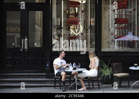 (200730) -- NEW YORK, le 30 juillet 2020 (Xinhua) -- les clients sont vus dans la salle à manger extérieure d'un restaurant à SoHo à New York, aux États-Unis, le 30 juillet 2020. L'économie américaine a connu la plus forte contraction depuis des décennies entre avril et juin alors que le pays s'est mis aux prises avec les retombées des blocages de la COVID-19, indiquant la profondeur et la gravité de la récession provoquée par une pandémie. L'économie américaine s'est contractée à un taux annuel de 32.9 pour cent au deuxième trimestre, a rapporté jeudi le département américain du commerce. C'était le déclin le plus profond depuis que le gouvernement a commencé à tenir des registres en 1947. (Xinhua Banque D'Images