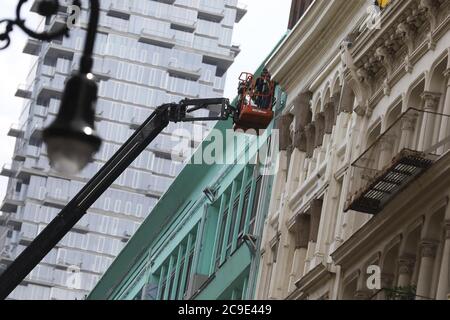 (200730) -- NEW YORK, le 30 juillet 2020 (Xinhua) -- des ouvriers de la construction sont vus près du sommet d'un bâtiment à SoHo à New York, aux États-Unis, le 30 juillet 2020. L'économie américaine a connu la plus forte contraction depuis des décennies entre avril et juin alors que le pays s'est mis aux prises avec les retombées des blocages de la COVID-19, indiquant la profondeur et la gravité de la récession provoquée par une pandémie. L'économie américaine s'est contractée à un taux annuel de 32.9 pour cent au deuxième trimestre, a rapporté jeudi le département américain du commerce. C'était le déclin le plus profond depuis que le gouvernement a commencé à tenir des registres en 1947. (Xinhua/Wang Banque D'Images