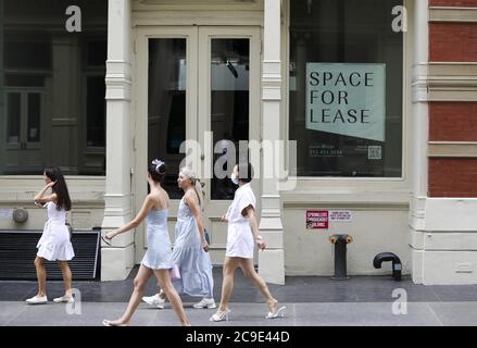 (200730) -- NEW YORK, le 30 juillet 2020 (Xinhua) -- UNE affiche « espace DE LOCATION » est affichée sur la fenêtre d'un immeuble de SoHo à New York, aux États-Unis, le 30 juillet 2020. L'économie américaine a connu la plus forte contraction depuis des décennies entre avril et juin alors que le pays s'est mis aux prises avec les retombées des blocages de la COVID-19, indiquant la profondeur et la gravité de la récession provoquée par une pandémie. L'économie américaine s'est contractée à un taux annuel de 32.9 pour cent au deuxième trimestre, a rapporté jeudi le département américain du commerce. C'était le déclin le plus profond depuis que le gouvernement a commencé à tenir des registres en 1947. (Xin Banque D'Images