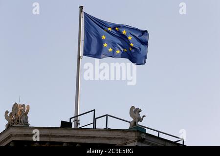 Drapeau européen de l'Union sur un ciel bleu Banque D'Images