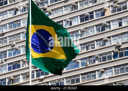 drapeau brésilien avec bâtiment en arrière-plan. Sao Paulo, Brésil Banque D'Images