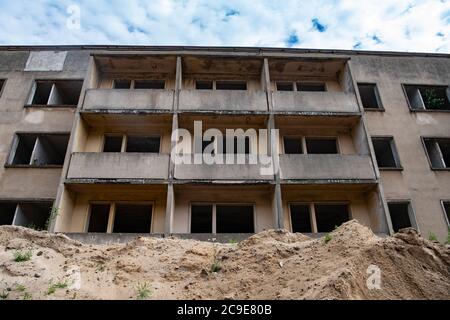 Elstal, Allemagne. 27 juillet 2020. Vue sur les anciens blocs résidentiels de l'armée soviétique sur le site du village olympique d'Elstal, dans le Brandebourg. Depuis janvier 2019, le promoteur immobilier Terraplan de Nuremberg a remis à neuf le Speisehaus der Nationen, classé comme l'ancienne chaudière, le future Haus Central. De plus, de nouveaux bâtiments résidentiels sont construits autour de ces bâtiments. Au total, environ 365 appartements seront construits dans la première phase de construction jusqu'en 2022. Credit: Paul Zinken/dpa-Zentralbild/ZB/dpa/Alay Live News Banque D'Images