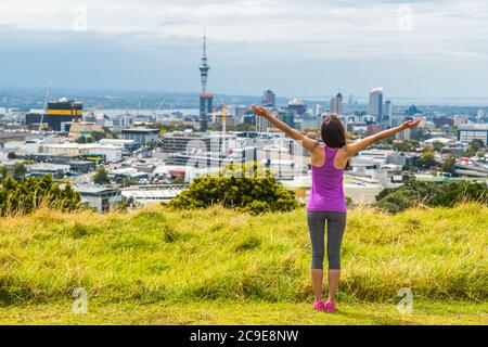 Vue sur la ville d'Auckland depuis le mont Eden de la tour Sky, Nouvelle-Zélande. Femme heureuse avec les bras en liberté et le bonheur au sommet du parc urbain de Mt Eden Banque D'Images