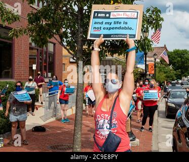 Malden, Massachusetts, États-Unis. 30 juillet 2020. Les enseignants se rassemblent pour ouvrir des écoles en toute sécurité à l'extérieur du bâtiment du département de l'enseignement primaire et secondaire du Massachusetts, à Malden, Massachusetts. Les écoles du Massachusetts ont fermé leurs établissements en raison de la pandémie COVID-19 depuis mars. Les écoles doivent rouvrir en septembre malgré les préoccupations des enseignants et des communautés scolaires. Credit: Keiko Hiromi/AFLO/Alay Live News Banque D'Images