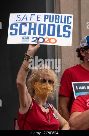 Malden, Massachusetts, États-Unis. 30 juillet 2020. Les enseignants se rassemblent pour ouvrir des écoles en toute sécurité à l'extérieur du bâtiment du département de l'enseignement primaire et secondaire du Massachusetts, à Malden, Massachusetts. Les écoles du Massachusetts ont fermé leurs établissements en raison de la pandémie COVID-19 depuis mars. Les écoles doivent rouvrir en septembre malgré les préoccupations des enseignants et des communautés scolaires. Credit: Keiko Hiromi/AFLO/Alay Live News Banque D'Images