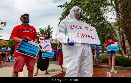 Malden, Massachusetts, États-Unis. 30 juillet 2020. Les enseignants se rassemblent pour ouvrir des écoles en toute sécurité à l'extérieur du bâtiment du département de l'enseignement primaire et secondaire du Massachusetts, à Malden, Massachusetts. Les écoles du Massachusetts ont fermé leurs établissements en raison de la pandémie COVID-19 depuis mars. Les écoles doivent rouvrir en septembre malgré les préoccupations des enseignants et des communautés scolaires. Credit: Keiko Hiromi/AFLO/Alay Live News Banque D'Images