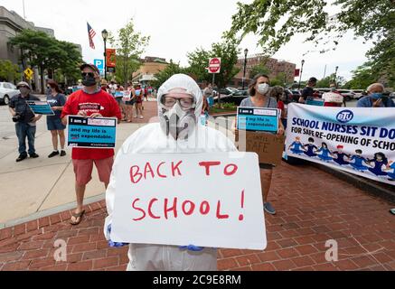 Malden, Massachusetts, États-Unis. 30 juillet 2020. Les enseignants se rassemblent pour ouvrir des écoles en toute sécurité à l'extérieur du bâtiment du département de l'enseignement primaire et secondaire du Massachusetts, à Malden, Massachusetts. Les écoles du Massachusetts ont fermé leurs établissements en raison de la pandémie COVID-19 depuis mars. Les écoles doivent rouvrir en septembre malgré les préoccupations des enseignants et des communautés scolaires. Credit: Keiko Hiromi/AFLO/Alay Live News Banque D'Images