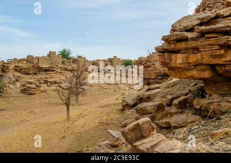 Admirez le village de Niogono Dogon en haut de la falaise dans la région de Bandiagara, pays de Dogon, Mali, Afrique de l'Ouest. Banque D'Images