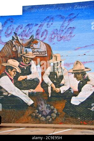 fresque au coca cola vintage représentant des cowboys entassés autour du feu de camp mur du bâtiment historique dans la petite ville du wyoming Banque D'Images