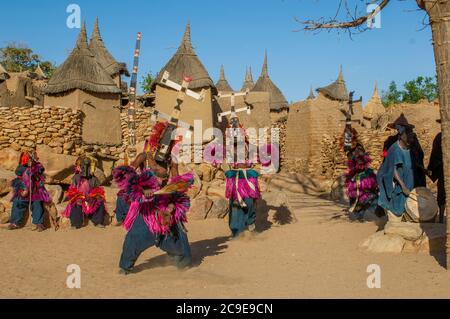 Danseurs avec des masques kanaga pendant la représentation de danses traditionnelles Dogon dans un village Dogon à l'escarpement de Bandiagara dans le pays Dogon en M Banque D'Images