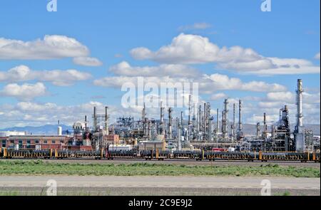 vue de la raffinerie de pétrole du wyoming, états-unis depuis l'autoroute lincoln Banque D'Images