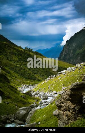 Vue horizontale des chutes d'eau s'écoulant parmi les litigants.coulant dans la vallée de Parvati, trek jusqu'au col de Hamta, 4270 m sur la chaîne PIR Panjal, Himalaya. Banque D'Images