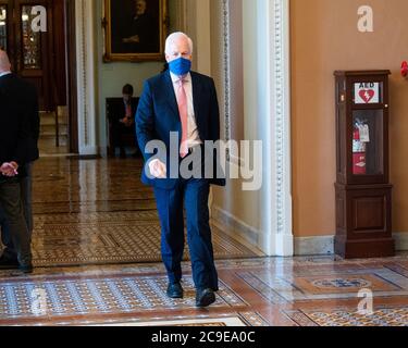 Washington, États-Unis. 30 juillet 2020. Le sénateur américain John Cornyn (R-TX) quitte la salle du Sénat. Crédit : SOPA Images Limited/Alamy Live News Banque D'Images