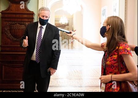 Washington, États-Unis. 30 juillet 2020. Le chef de cabinet de la Maison Blanche, Mark Meadows, parle avec la presse après avoir quitté le bureau du sénateur américain Mitch McConnell (R-KY). Crédit : SOPA Images Limited/Alamy Live News Banque D'Images