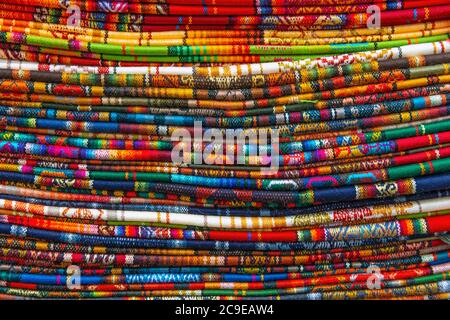 Une pile de textiles des Andes sur un marché artisanal local, Cusco, Pérou. Banque D'Images