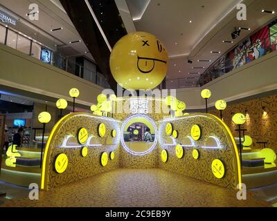 Chongqing, Chongqing, Chine. 31 juillet 2020. Sichuanà¯ÂμÅ'CHINA-le 24 juillet 2020, une installation d'art du visage smiley a été installée dans l'atrium du Centre national de l'or dans le district de Jiangbei, à Chongqing. Différentes émoticônes smiley ont été affichées sur les énormes ballons jaunes, qui correspondent à la sculpture de panda et à l'arbre camellia sur le toit. Crédit : SIPA Asia/ZUMA Wire/Alay Live News Banque D'Images