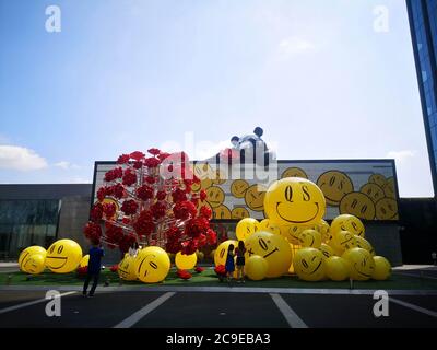 Chongqing, Chongqing, Chine. 31 juillet 2020. Sichuanà¯ÂμÅ'CHINA-le 24 juillet 2020, une installation d'art du visage smiley a été installée dans l'atrium du Centre national de l'or dans le district de Jiangbei, à Chongqing. Différentes émoticônes smiley ont été affichées sur les énormes ballons jaunes, qui correspondent à la sculpture de panda et à l'arbre camellia sur le toit. Crédit : SIPA Asia/ZUMA Wire/Alay Live News Banque D'Images