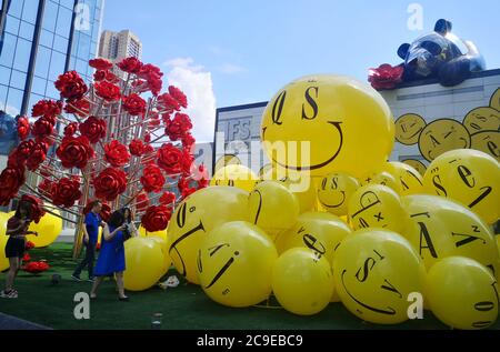 Chongqing, Chongqing, Chine. 31 juillet 2020. Sichuanà¯ÂμÅ'CHINA-le 24 juillet 2020, une installation d'art du visage smiley a été installée dans l'atrium du Centre national de l'or dans le district de Jiangbei, à Chongqing. Différentes émoticônes smiley ont été affichées sur les énormes ballons jaunes, qui correspondent à la sculpture de panda et à l'arbre camellia sur le toit. Crédit : SIPA Asia/ZUMA Wire/Alay Live News Banque D'Images