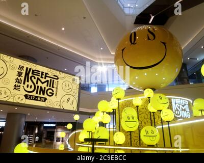 Chongqing, Chongqing, Chine. 31 juillet 2020. Sichuanà¯ÂμÅ'CHINA-le 24 juillet 2020, une installation d'art du visage smiley a été installée dans l'atrium du Centre national de l'or dans le district de Jiangbei, à Chongqing. Différentes émoticônes smiley ont été affichées sur les énormes ballons jaunes, qui correspondent à la sculpture de panda et à l'arbre camellia sur le toit. Crédit : SIPA Asia/ZUMA Wire/Alay Live News Banque D'Images