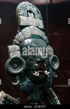 Maya masque funéraire en jade et obsidienne de l'état de la ville de Calakmul dans la forêt tropicale de Peten, Mexique. Banque D'Images