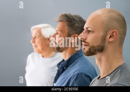 Three Generation Men Portraits de famille vue latérale Banque D'Images