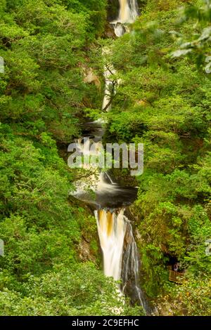 Une longue vue sur les cascades spectaculaires du pont du diable au pays de Galles. C'est une chute étroite et longue qui fait partie du ruisseau Afon Mynach. Le Banque D'Images