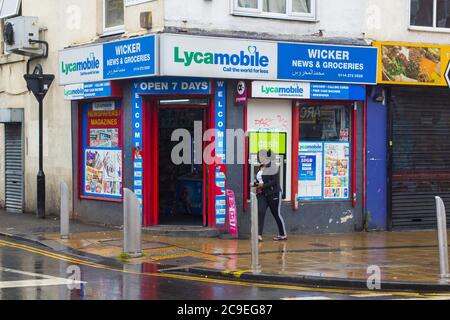 8 juillet 2020 UNE jeune femme noire entre dans un magasin d'angle anglais typique situé sur osier dans le centre-ville de Sheffield, en Angleterre. Banque D'Images