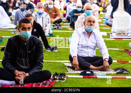 ROTTERDAM, 30-07-2020, les gens priant à la mosquée Mevlana à Rotterdam pendant la fête islamique du sacrifice crédit: Pro Shots/Alamy Live News Banque D'Images