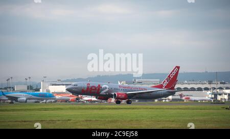 Glasgow, Écosse, Royaume-Uni. 31 juillet 2020. Photo : le vol LS119 /EXS96BL de la Jet2 part de l'aéroport de Glasgow pour l'île espagnole d'Ibiza. Jet2 a annoncé plus tôt cette semaine qu'elle ne volait pas de passagers vers l'Espagne ou ses îles en raison de la réémergence de cas de coronavirus. Le vol d'aujourd'hui semble être vide, peut-être pour ramasser les vacanciers qui y retourneront, qui devront mettre en quarantaine pendant 14 jours lors de leur retour. Ironiquement, le temps d'aujourd'hui devrait être plus chaud à Glasgow qu'à Hawaï. Crédit : Colin Fisher/Alay Live News Banque D'Images