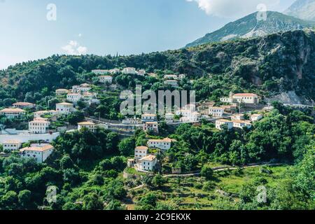 La superbe ville de montagne de Dhermi, coincée au milieu des alpes albanaises et vos maisons avec des dizaines de fenêtres, Albanie. Banque D'Images