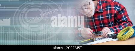 Électricien principal dénudage d'un fil ; bannière panoramique Banque D'Images