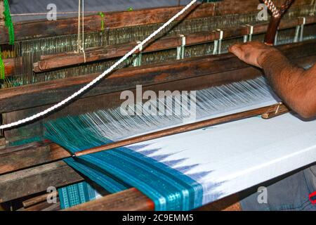 Tissage de la Saree Sambalpuri blanche par machine à la maison. Image 1 Banque D'Images