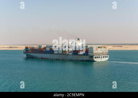 Suez, Égypte - 14 novembre 2019 : grand navire-conteneur Amoliani passant par le canal de Suez en Égypte. Le canal de Suez est une voie navigable artificielle au niveau de la mer, Banque D'Images