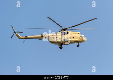 Ismailia, Égypte - 5 novembre 2017 : un hélicoptère mi-8 Hip de Mil patrouilant sur le canal de Suez en Égypte. Banque D'Images