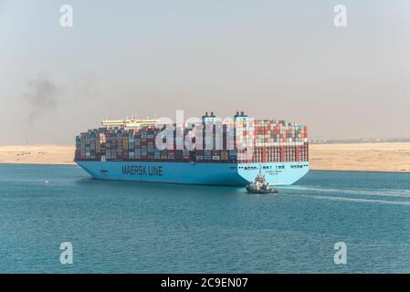 Suez, Égypte - 14 novembre 2019 : grand navire à conteneurs Moscow Maersk passant par le canal de Suez dans la brume sablonneuse de l'Égypte. Banque D'Images