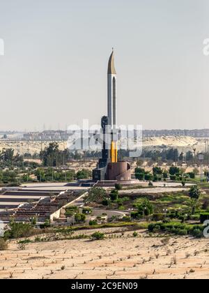 Ismailia, Egypte - 14 novembre 2019 : un monument, en forme de museau et de baïonnette AK-47, sur la rive est du canal de Suez, près d'Ismailia, E Banque D'Images