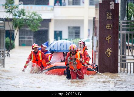 Pékin, juillet 8. 31 juillet 2020. Les sauveteurs transfèrent des étudiants à l'école secondaire Yantian de Jiujiang, dans la province de Jiangxi, dans l'est de la Chine, le 8 juillet 2020. POUR ALLER AVEC LES TITRES DE XINHUA DU 31 JUILLET 2020. Credit: Fu Jianbin/Xinhua/Alamy Live News Banque D'Images