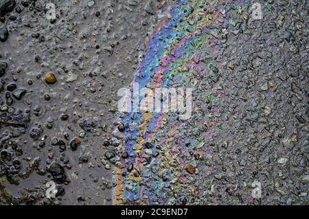 L'essence s'écoule sur la chaussée. Banque D'Images