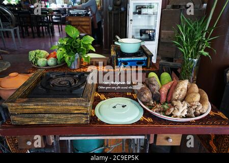 Arrangement de buffet de la station libre-service de 'Keang Kheiywhwan Gai' poulet au curry vert dans le lait de coco, la cuisine sud thaïlandaise Banque D'Images