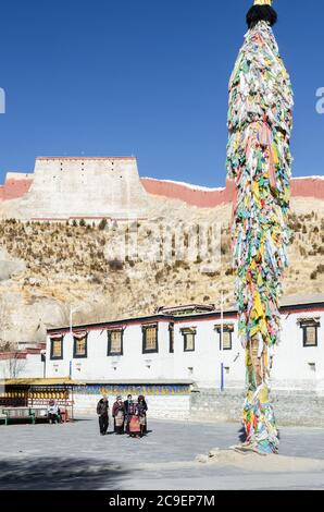 Pèlerins tibétains à Pelkor Chode ou au monastère de Palcho, Gyantse, Tibet Banque D'Images