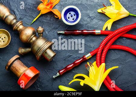 Narguilé oriental fumant avec tabac à fleurs parfumé. Banque D'Images