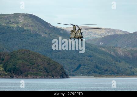 Chinook survolant l'estuaire du Mawddach Banque D'Images